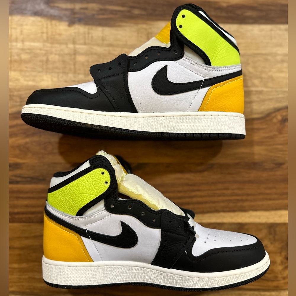 Nike Jordan 1 Retro High Youth Sz 5.5 OG volt Gold White Kids Teen Basketball - Picture 2 of 5